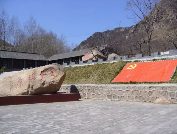 30时,到达怀柔第一党支部纪念馆,在纪念馆前,党支部书记带领全体
